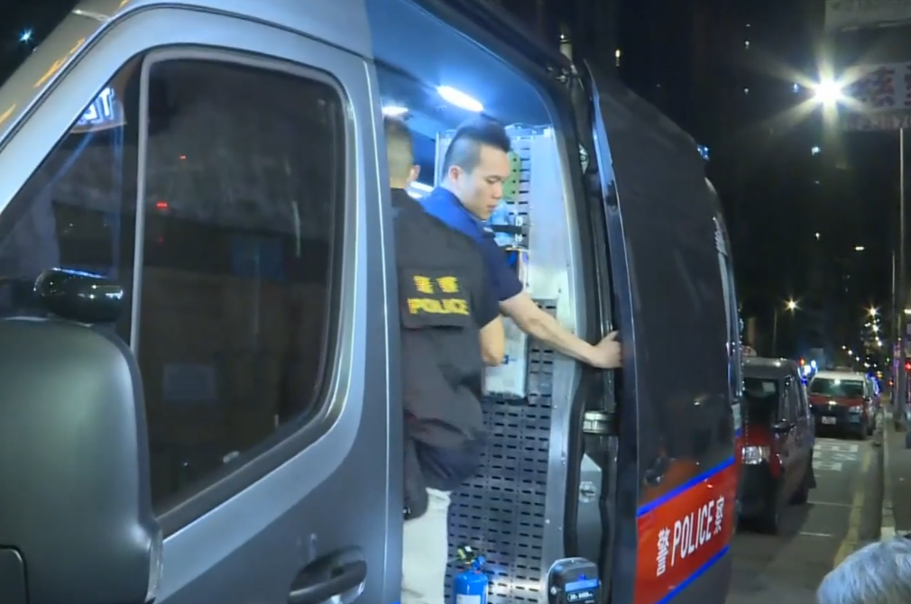 警方重案組及鑑證科到長沙灣青山道一幢唐樓調查一宗失蹤人口案件。(有線新聞畫面)