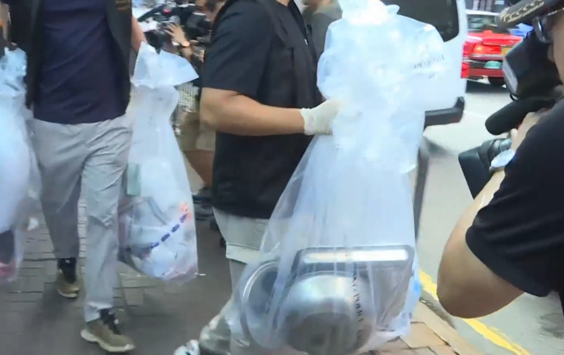 警方重案組及鑑證科到長沙灣青山道一幢唐樓調查一宗失蹤人口案件。(有線新聞畫面)