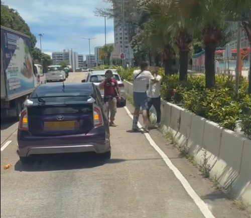 柴灣道發生交通意外,兩架私家車相撞,網上流傳片段,懷疑事發後兩名男子落車在馬路互毆。(車cam L FB)