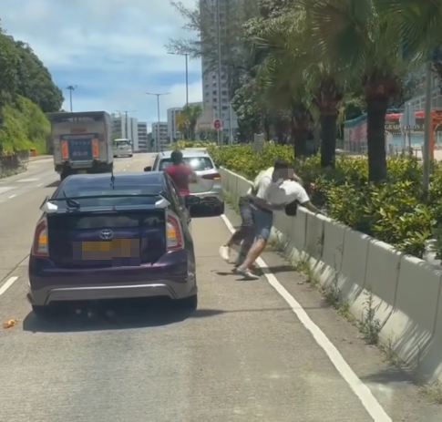 柴灣道發生交通意外,兩架私家車相撞,網上流傳片段,懷疑事發後兩名男子落車在馬路互毆。(車cam L FB)
