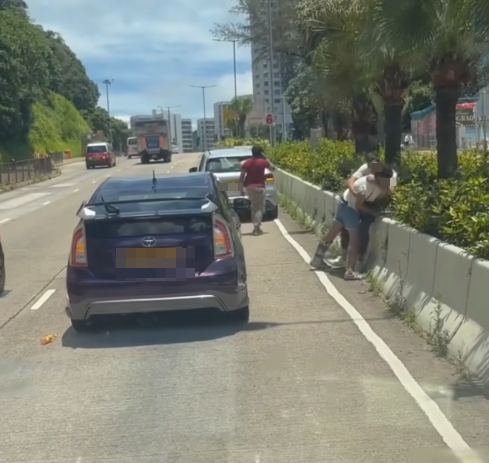 柴灣道發生交通意外,兩架私家車相撞,網上流傳片段,懷疑事發後兩名男子落車在馬路互毆。(車cam L FB)