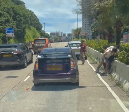 柴灣道發生交通意外,兩架私家車相撞,網上流傳片段,懷疑事發後兩名男子落車在馬路互毆。(車cam L FB)