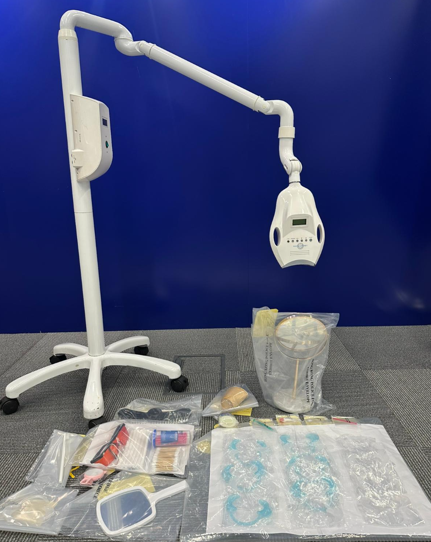 灣仔雜項調查隊人員聯同衞生署採取行動,派出警員喬裝顧客,在灣仔一商廈內搗破一間提供非法牙齒美白服務的店舖,拘捕兩名女子,涉嫌「未經註冊而以牙醫身份執業」,並於該店舖內檢獲用作美白牙齒的工具及藥物。(警方圖片)