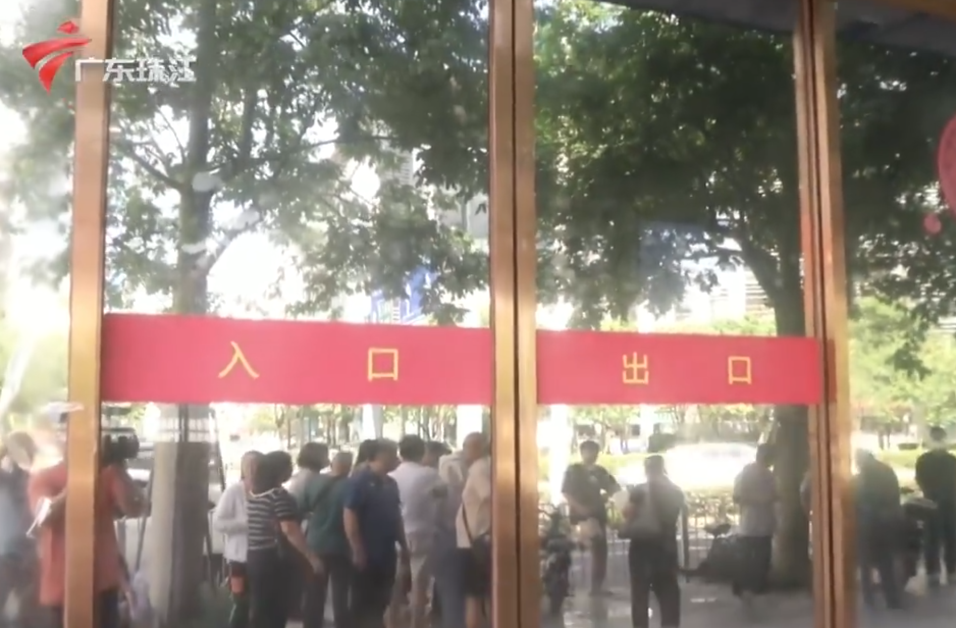 廣東電視台報道,深圳多名患者在南山區的「美澳口腔」診所看牙,已經預繳交了全款,但月初診所卻突然「走佬」,損失慘重(影片截圖)