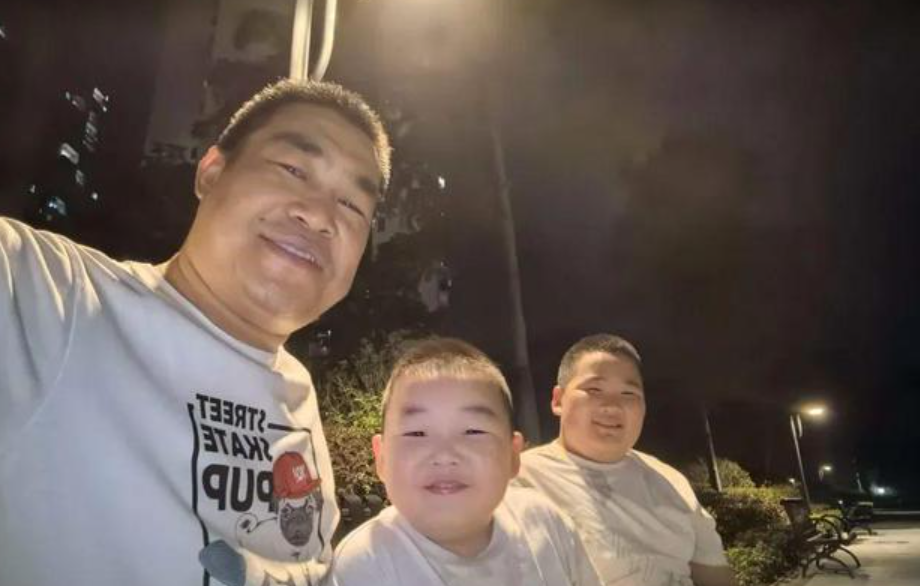 父親李先生接受內媒訪問,稱他當時很緊張,指大兒子「天生有一點搞笑基因」(網上圖片)