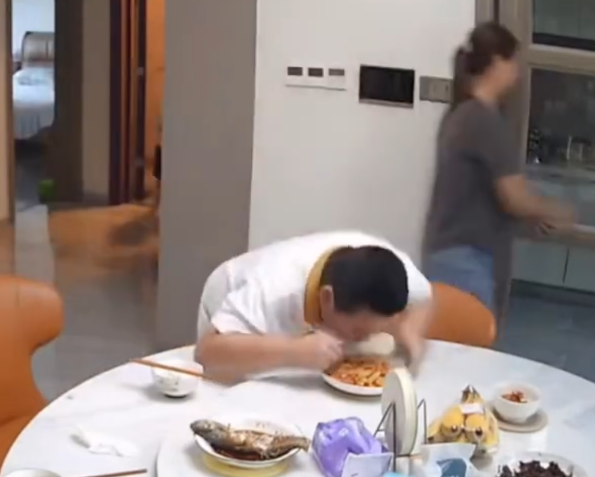 廣東清遠發生4.3級地震,一名男童跟著父親跑出大門後,又不捨未吃完餸菜,竟跑回頭「扒多幾啖」飯菜先走。(影片截圖)