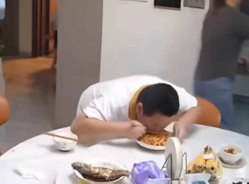 廣東清遠發生4.3級地震,一名男童跟著父親跑出大門後,又不捨未吃完餸菜,竟跑回頭「扒多幾啖」飯菜先走。(影片截圖)