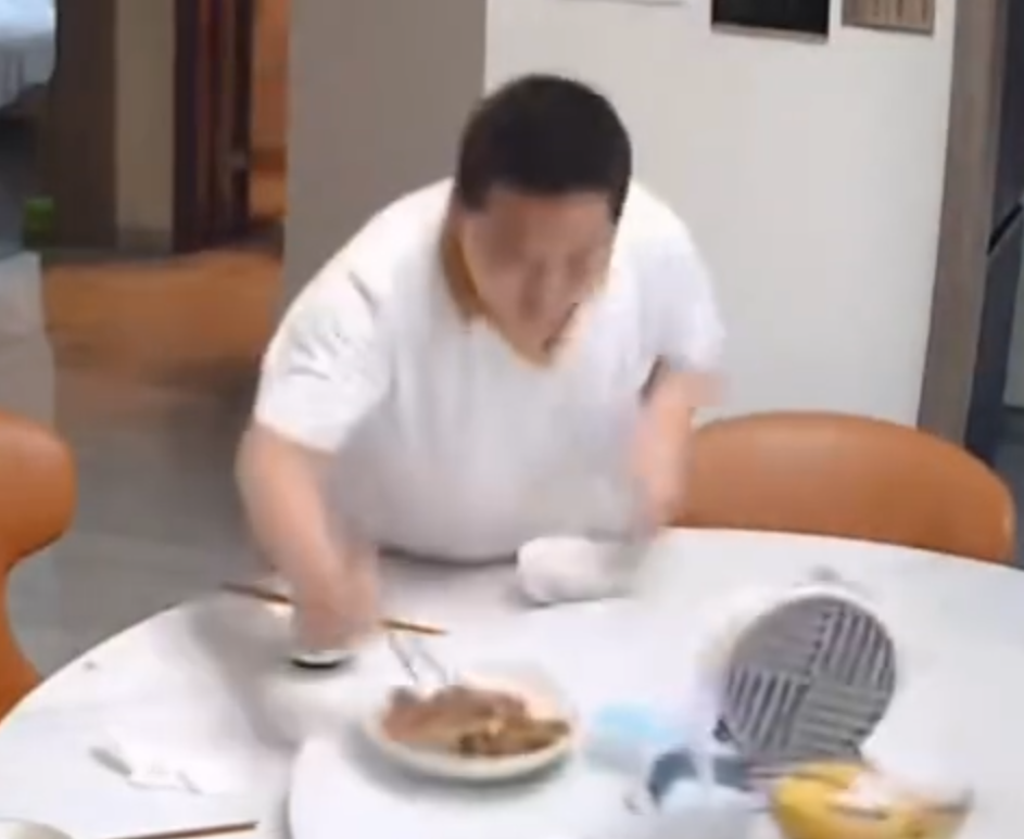 廣東清遠發生4.3級地震,一名男童跟著父親跑出大門後,又不捨未吃完餸菜,竟跑回頭「扒多幾啖」飯菜先走。(影片截圖)