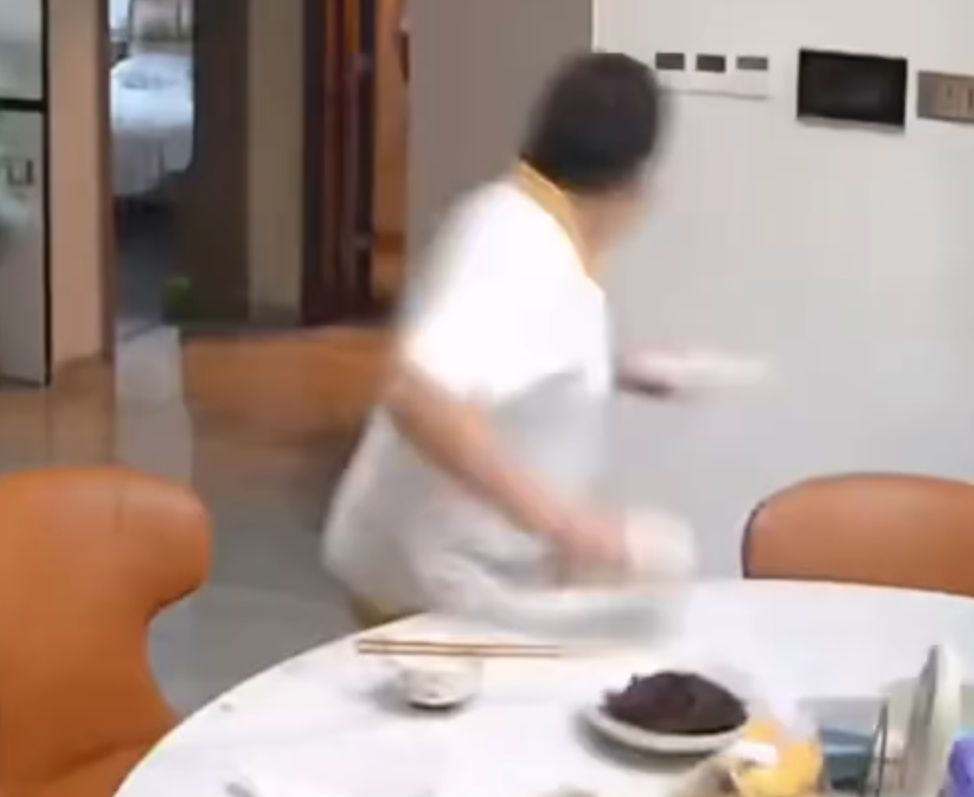 廣東清遠發生4.3級地震,一名男童跟著父親跑出大門後,又不捨未吃完餸菜,竟跑回頭「扒多幾啖」飯菜先走。(影片截圖)