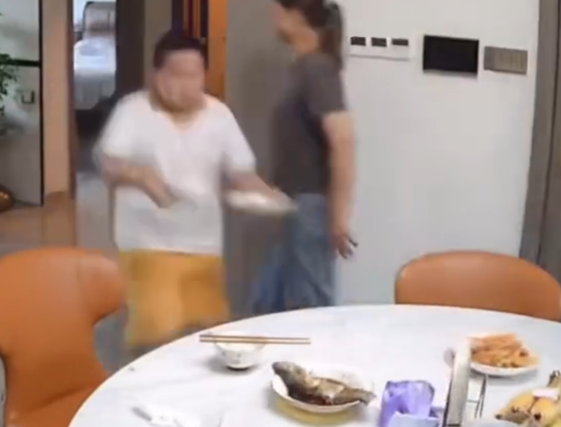 廣東清遠發生4.3級地震,一名男童跟著父親跑出大門後,又不捨未吃完餸菜,竟跑回頭「扒多幾啖」飯菜先走。(影片截圖)