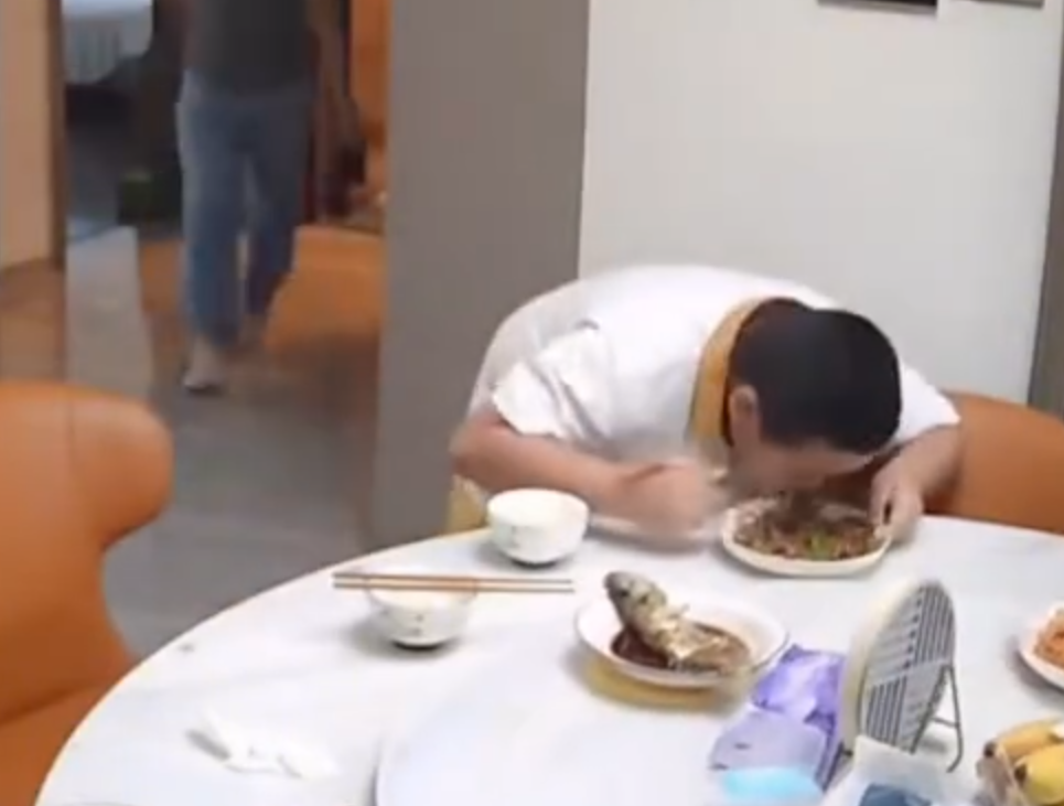 廣東清遠發生4.3級地震,一名男童跟著父親跑出大門後,又不捨未吃完餸菜,竟跑回頭「扒多幾啖」飯菜先走。(影片截圖)