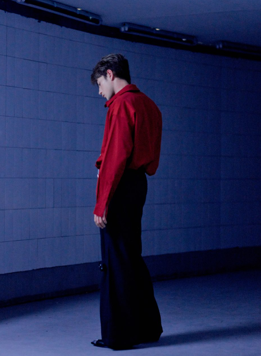 新歌《白色踢死兔》由KW朱敏希作曲、黃偉文(Wyman)填詞、陳考威監製。