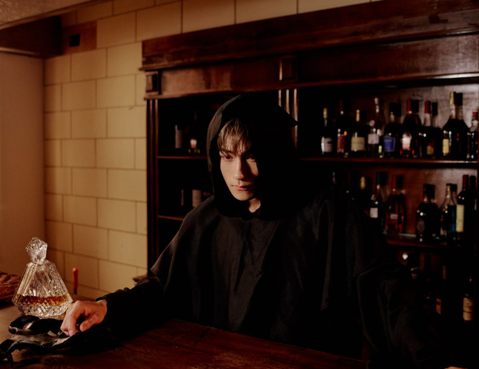 Jeffrey為《白色踢死兔》的MV以不同造型登場。