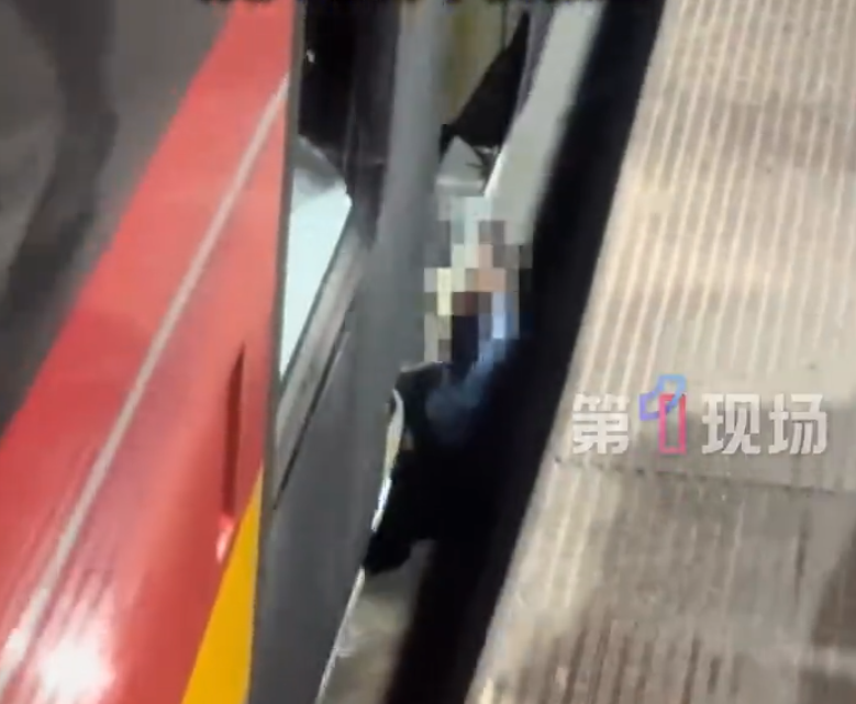 深圳北站一名女童墮入高鐵與月台之間的空隙中,受驚後嚎啕大哭,女童很快被救出,並無大礙。(影片截圖)