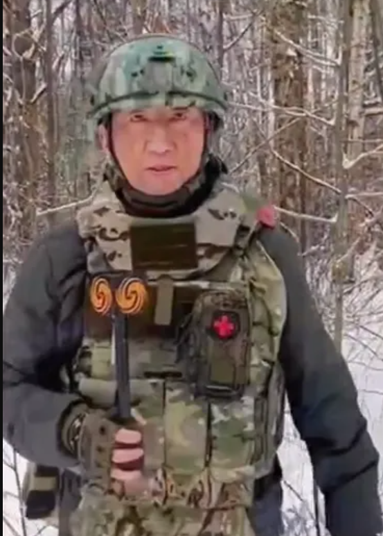 俄烏戰爭爆發三年多來,現年63歲的盧宇光作為鳳凰衛視駐俄羅斯首席記者,以「戰地記者」的身份在俄烏戰場採訪,是全球華語媒體中唯一連續三年深入俄烏戰場的記者。(影片截圖)