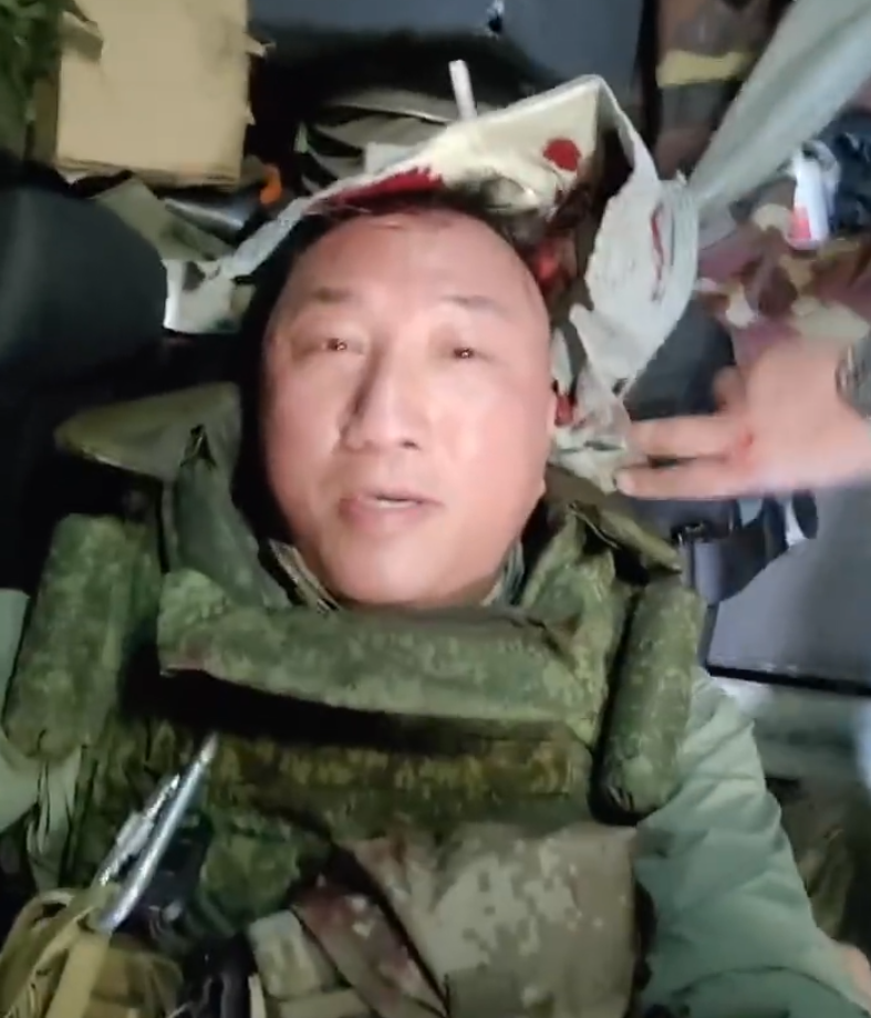 香港鳳凰衛視報道,當地周四(26日)下午,正在俄羅斯庫爾斯克地區採訪的鳳凰衛視記者盧宇光一行,遇到針對當地設施的烏克蘭無人機襲擊。當時正在採訪工作中的盧宇光頭部受傷,隨即被送往救助站處理傷勢,之後轉送往庫爾斯克市醫院進行進一步檢查治療。(影片截圖)