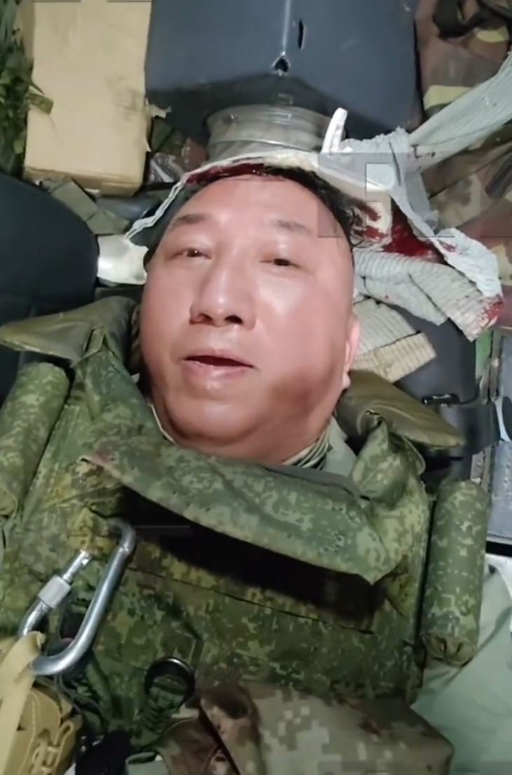 香港鳳凰衛視報道,當地周四(26日)下午,正在俄羅斯庫爾斯克地區採訪的鳳凰衛視記者盧宇光一行,遇到針對當地設施的烏克蘭無人機襲擊。當時正在採訪工作中的盧宇光頭部受傷,隨即被送往救助站處理傷勢,之後轉送往庫爾斯克市醫院進行進一步檢查治療。(影片截圖)