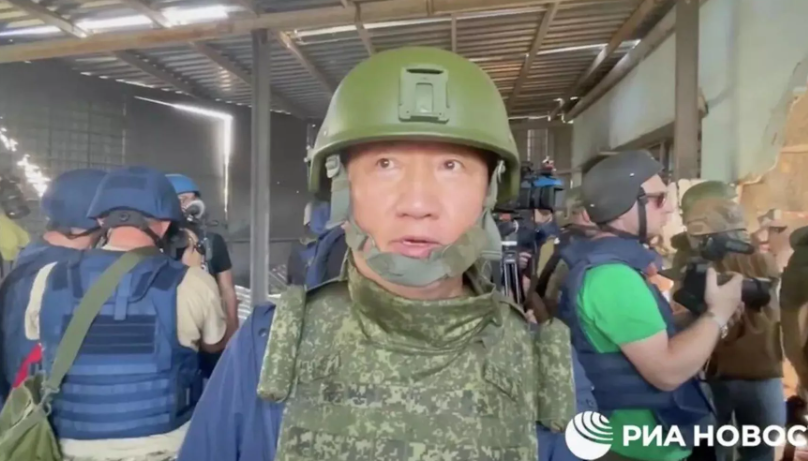 俄烏戰爭爆發三年多來,現年63歲的盧宇光作為鳳凰衛視駐俄羅斯首席記者,以「戰地記者」的身份在俄烏戰場採訪,是全球華語媒體中唯一連續三年深入俄烏戰場的記者。(影片截圖)