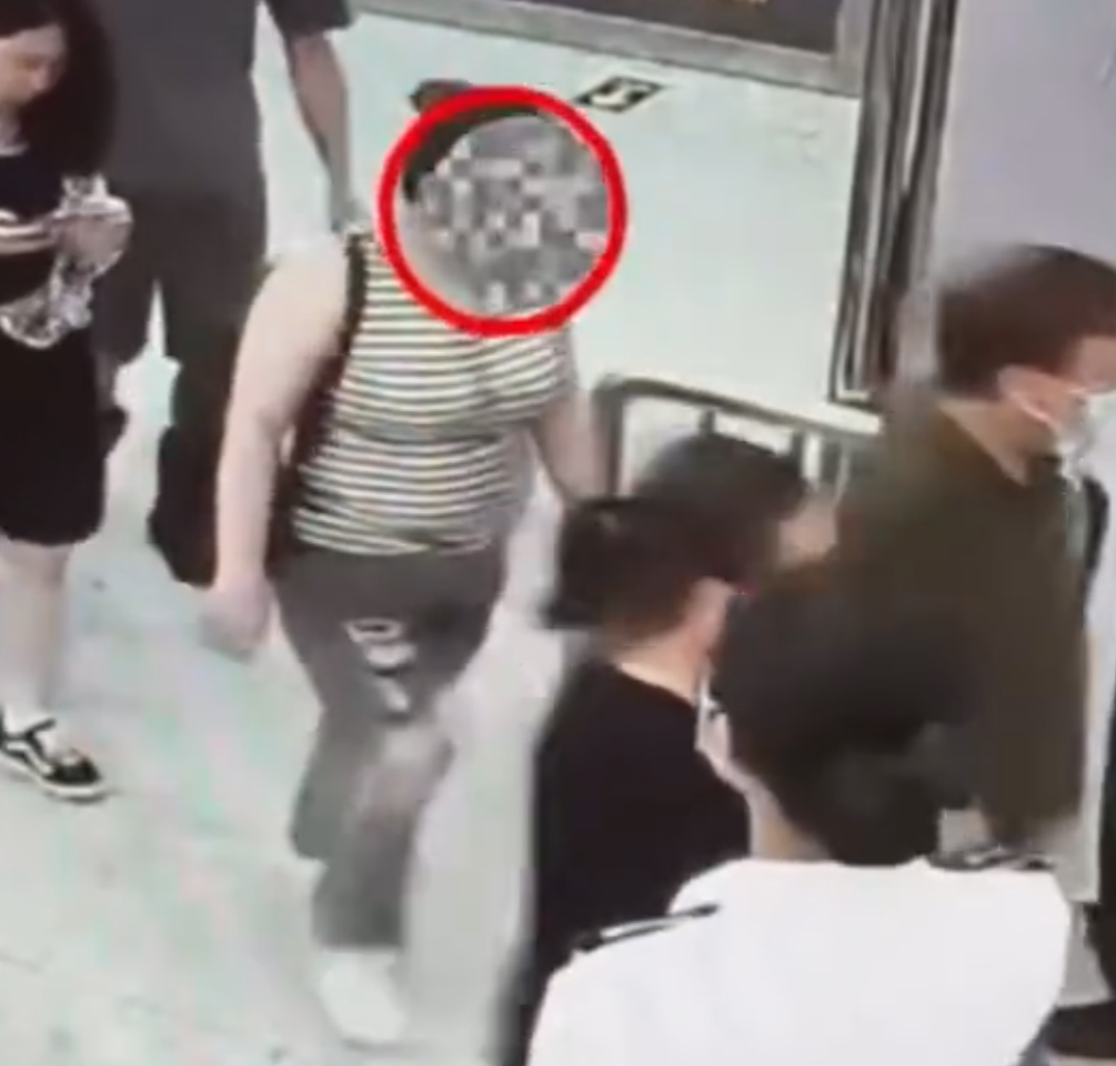 深圳市皇崗海關在福田口岸旅檢入境渠道,查獲一名女子身上藏匿105張日本任天堂遊戲機Switch的遊戲卡。該旅客表示是受他人委託攜帶上述物品入境,並收取帶工費。(內地海關總署)