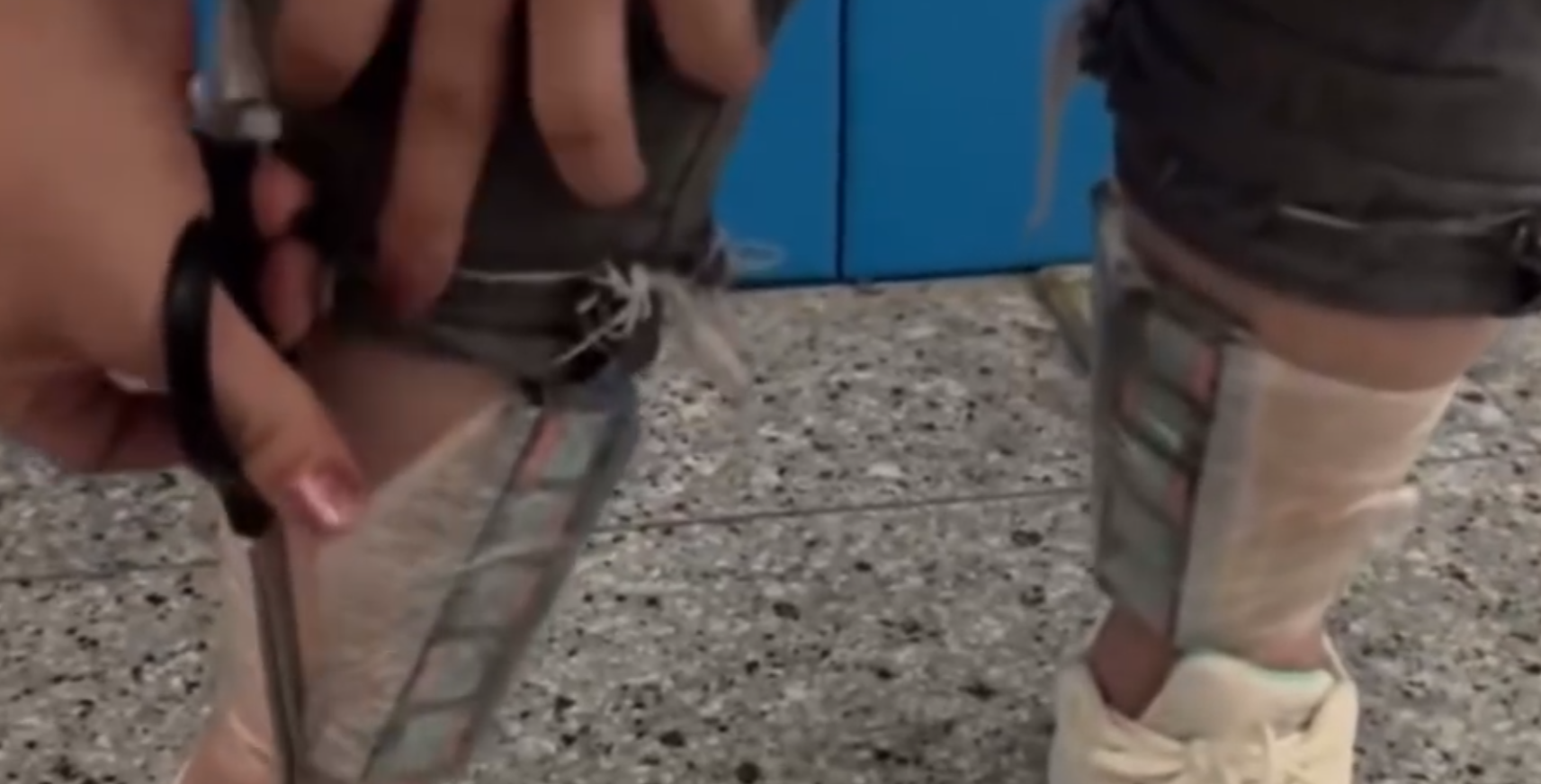 深圳市皇崗海關在福田口岸旅檢入境渠道,查獲一名女子身上藏匿105張日本任天堂遊戲機Switch的遊戲卡。該旅客表示是受他人委託攜帶上述物品入境,並收取帶工費。(內地海關總署)