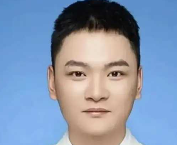 一名女網民近日指控著名科企小米前總監「馮德兵」長期包養網紅及女大學生作情人,並簽署多達200份「淫亂合約」