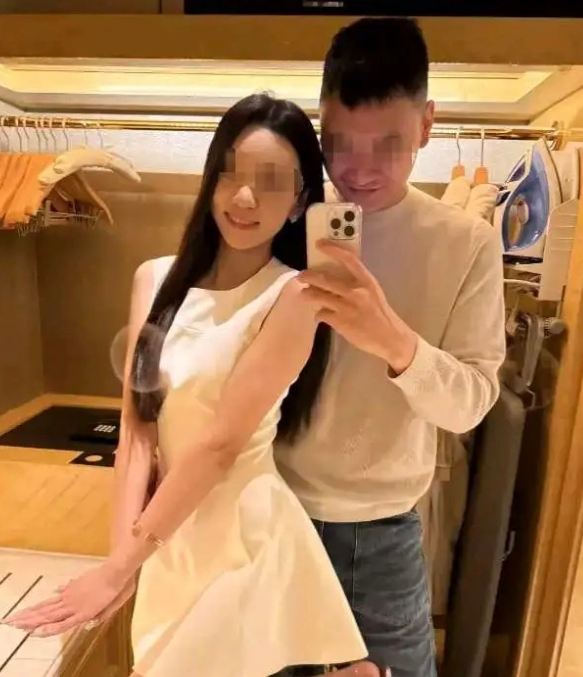 一名女網民近日指控著名科企小米前總監「馮德兵」長期包養網紅及女大學生作情人,並簽署多達200份「淫亂合約」