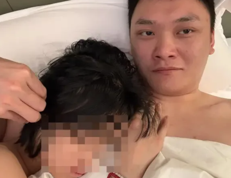 馮德兵還和她們簽署包養合同,內容是要求女方必須無條件配合他的性癖好與需求,包括接受飲尿、SM等各類特殊性癖,不能無故缺席、遲到或拒絕,且若出現任何風險,馮一概不負責,文件均附有雙方個人資料及指模認證。合同還寫着服務時間長為72小時,包養費是100萬元,1天30多萬元。(網上圖片)