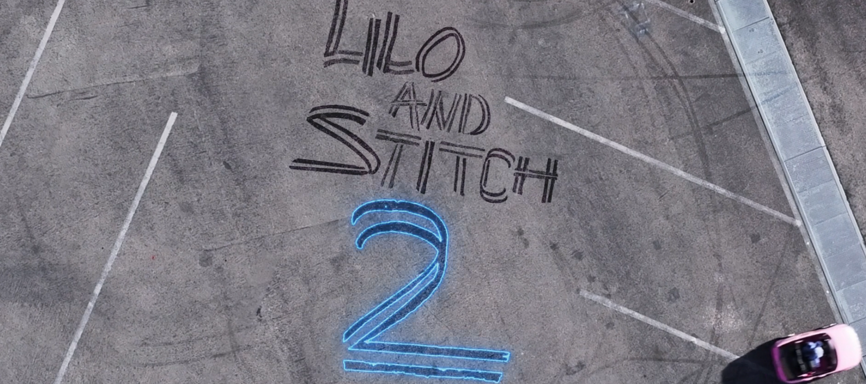 史迪仔以車痕寫上《史迪仔2》,公開開拍續集消息。