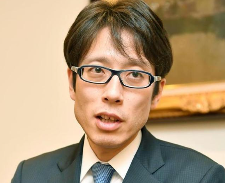 明治天皇玄孫、右翼作家竹田恒泰亦稱大家不應傳言,更直指「香港人都是傻瓜」(香港の人もアホですよね)。