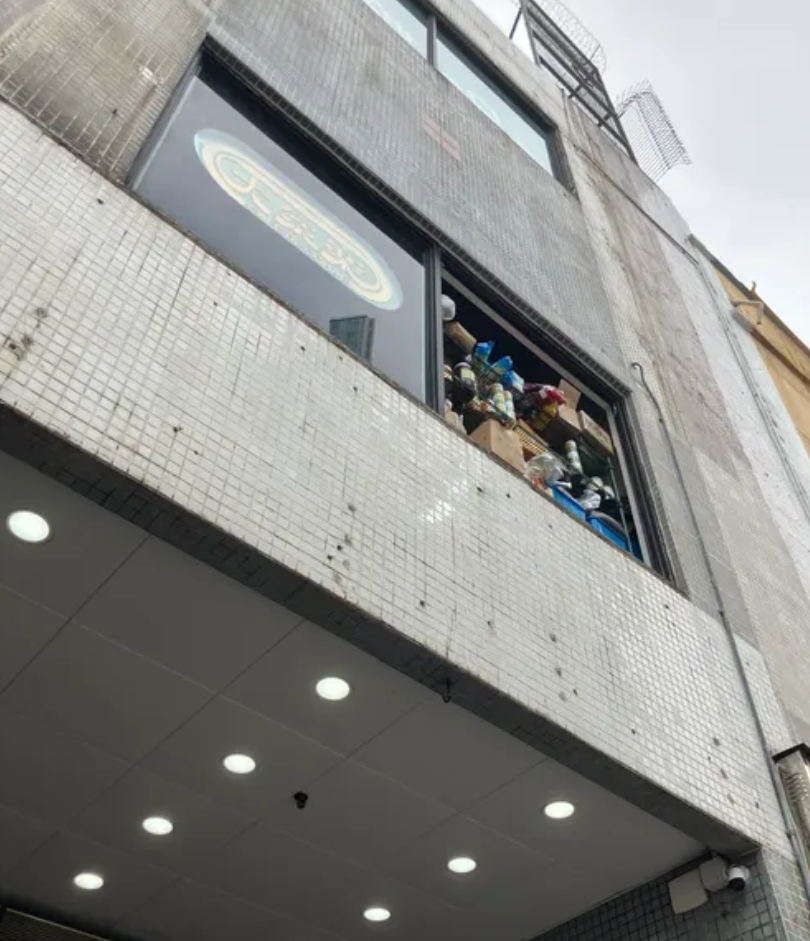 觀塘康寧道11號冠天閣商場一樓連鎖快餐店一塊玻璃窗突然甩脫墮落行人路上,連同食材散滿行人路。(連登討論區)