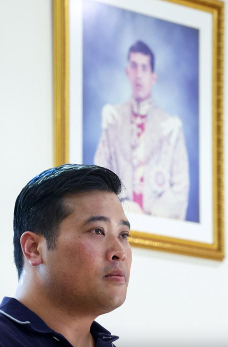 大批官員日前包圍瓦差勒宋暫時入住的寺廟,把他拘留然後送往機場,驅逐出境。(互聯網)