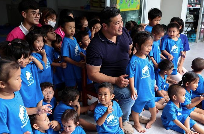 大批官員日前包圍瓦差勒宋暫時入住的寺廟,把他拘留然後送往機場,驅逐出境。(互聯網)