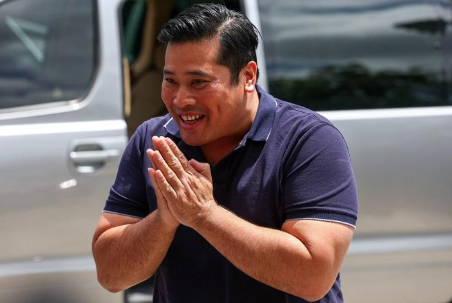 大批官員日前包圍瓦差勒宋暫時入住的寺廟,把他拘留然後送往機場,驅逐出境。(互聯網)