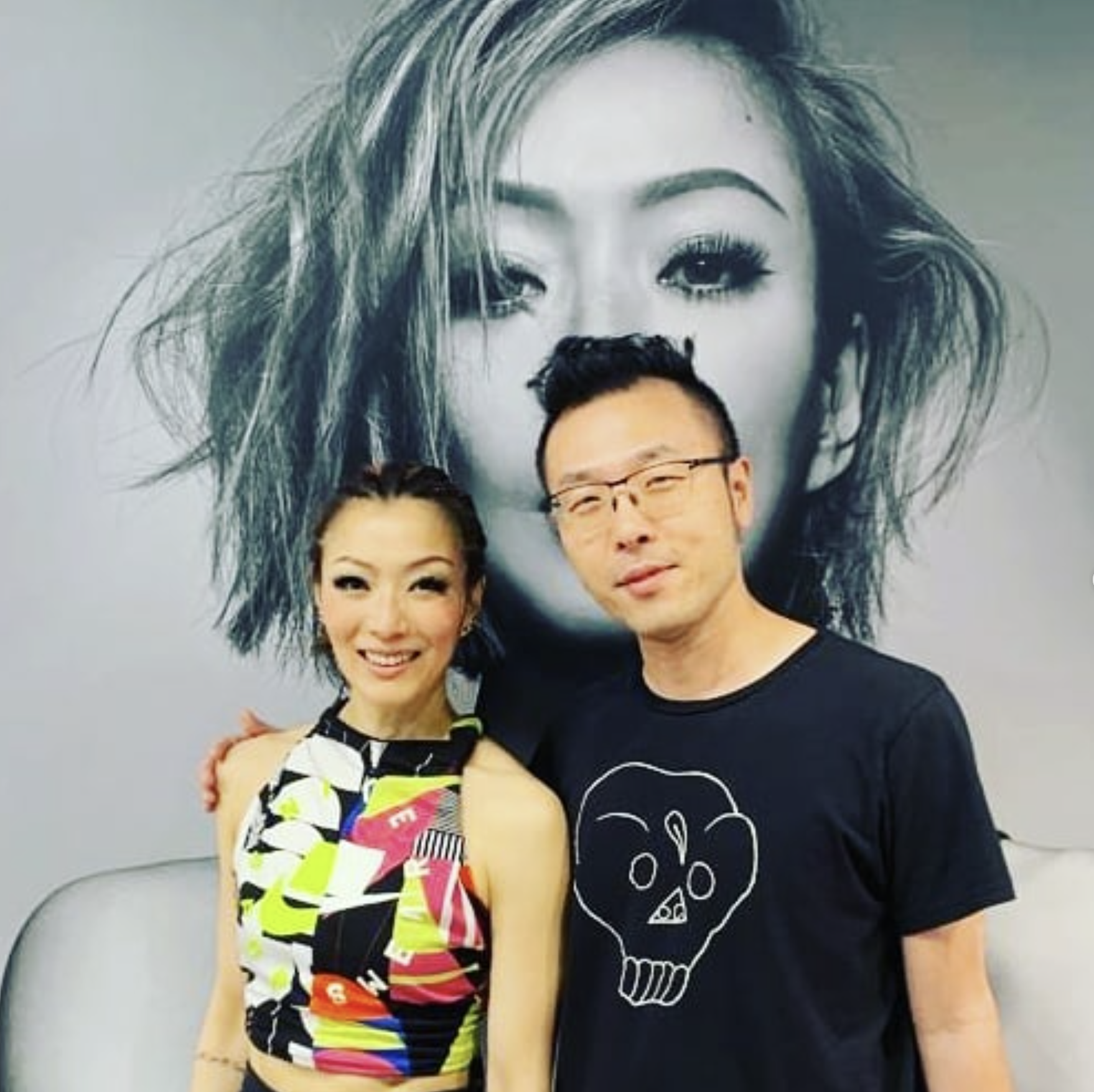 丁偉斌曾為Sammi創作《星秀傳說》、《一夜成名》、《表演時間》等歌曲。