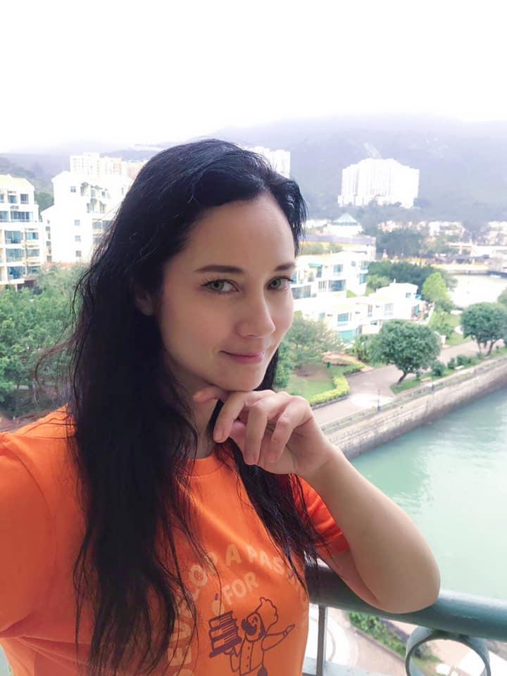 鄭艷麗當年參與無綫電視《1988銀河接力大賽》取得女主角組冠軍後入行。