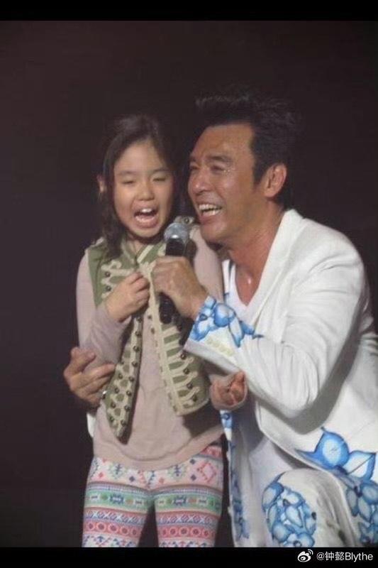 鍾㦤遺傳了父母的基因,小時候已不時與鍾鎮濤「父女檔」同台演出。