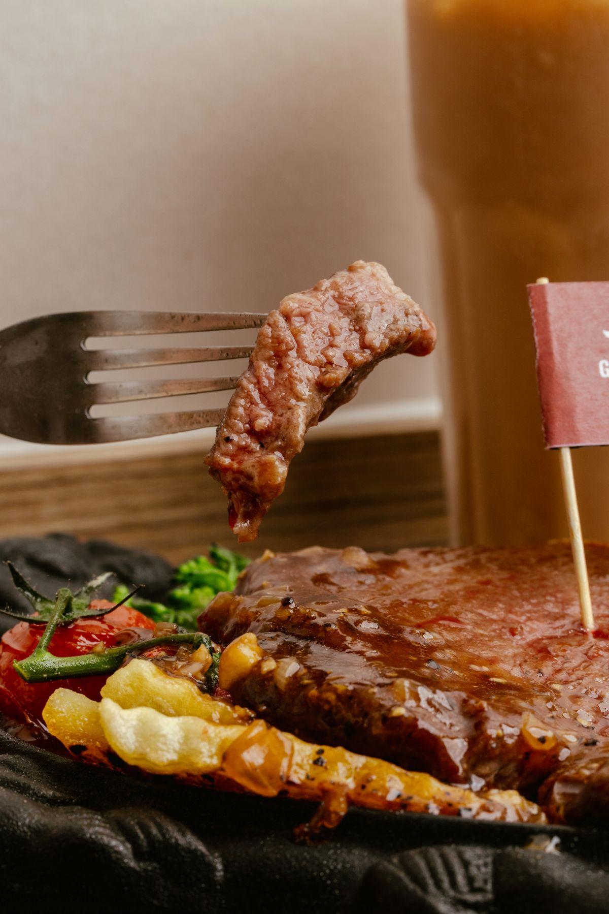 肉眼脂肪豐富,口感軟嫩,牛味濃郁。