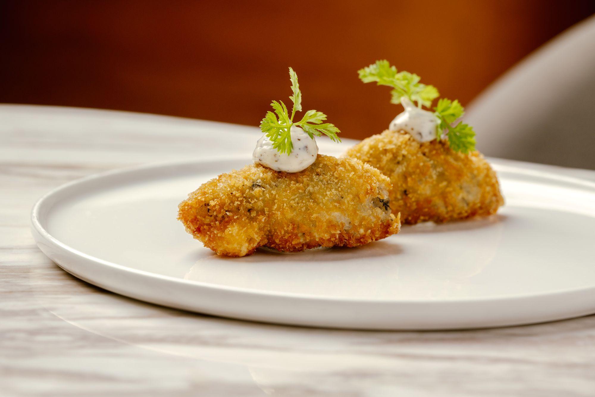 開胃小食Arancini (時令菜式)松露意大利飯外層均勻沾上薄薄的蛋黃漿和麵包糠,油炸至金黃香脆。