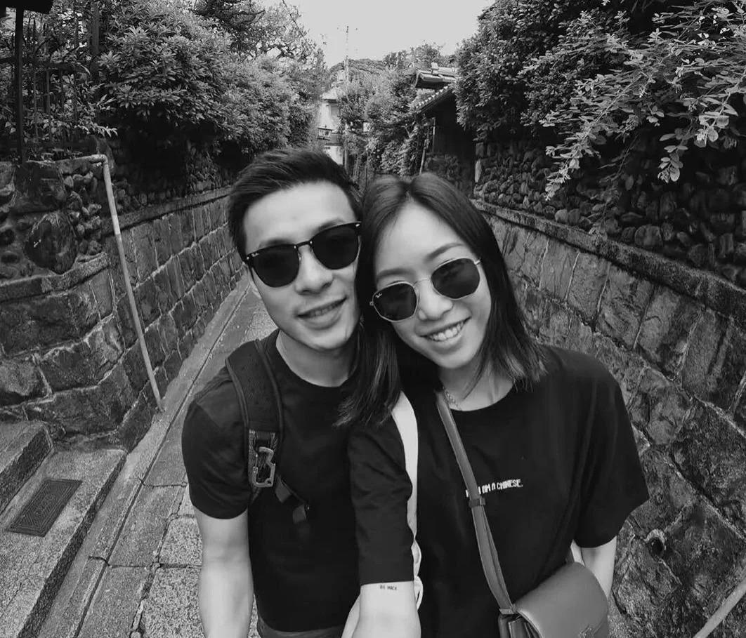 霍啟仁不時上載與女友旅遊的照片。