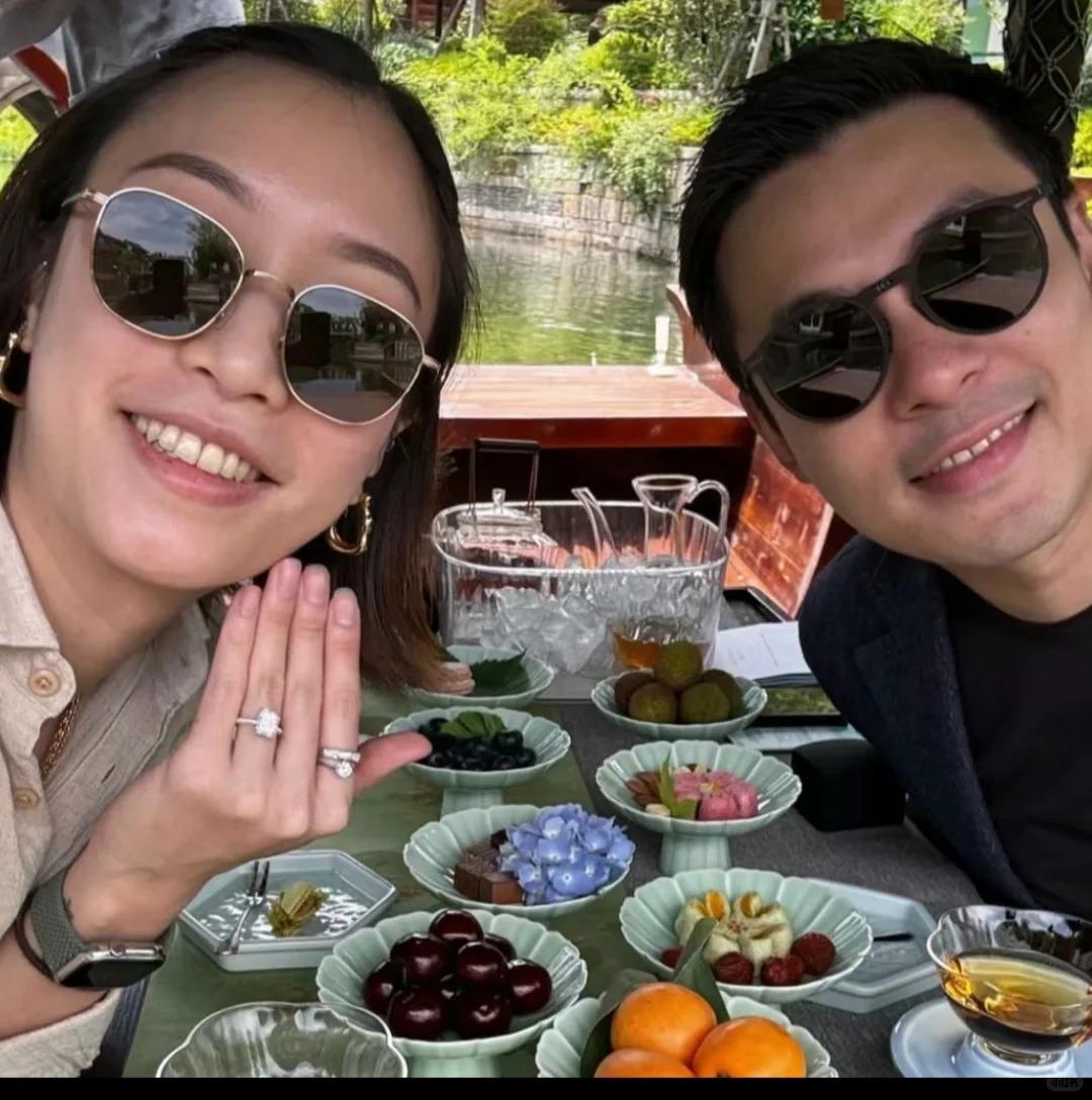 霍啟仁不時上載與女友旅遊的照片。