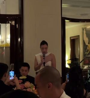 今年6月初,網上流出霍啟仁與Namfon的訂婚派對照片。