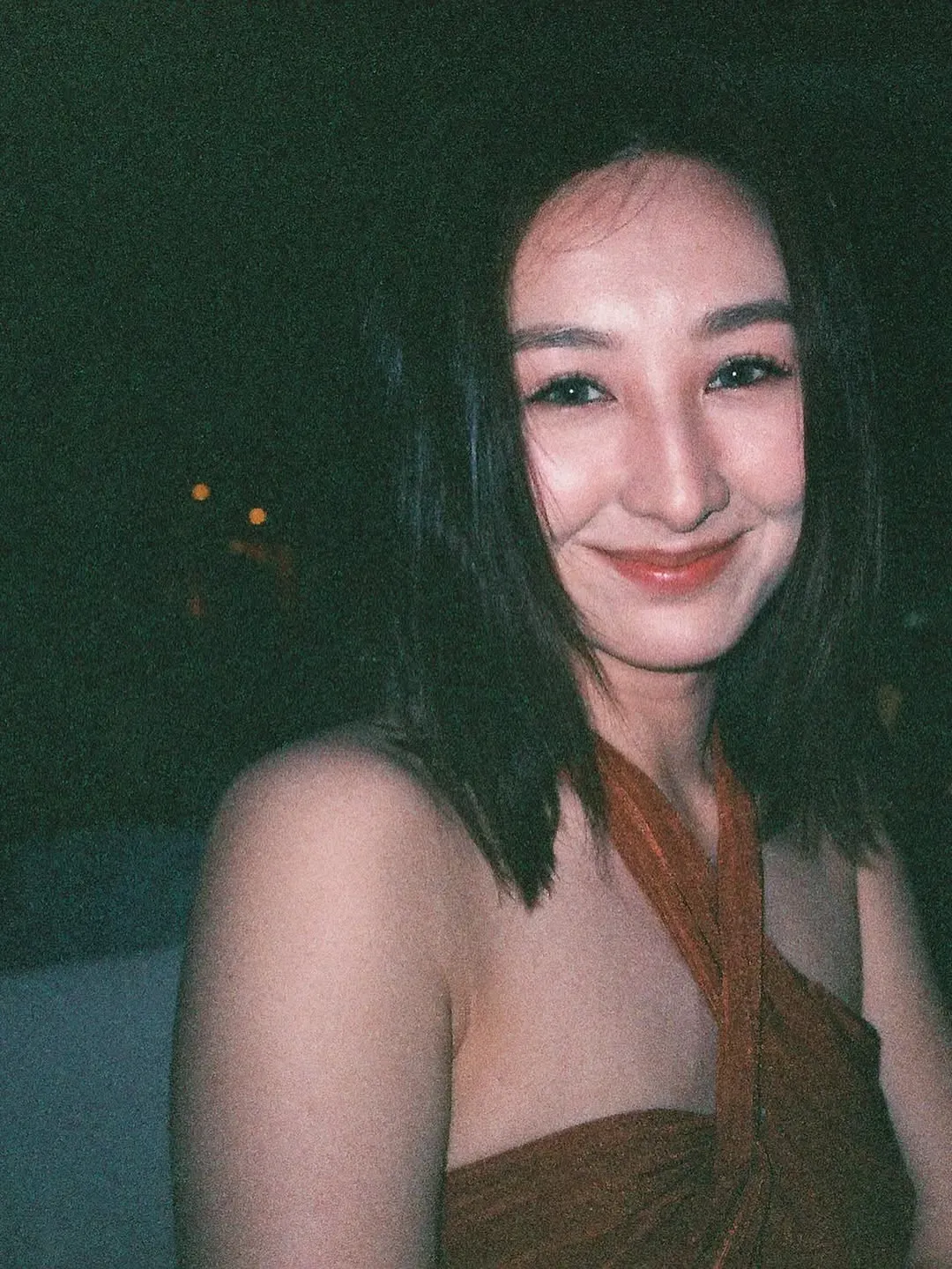 高Ling的美照不缺乏小背心及熱褲。