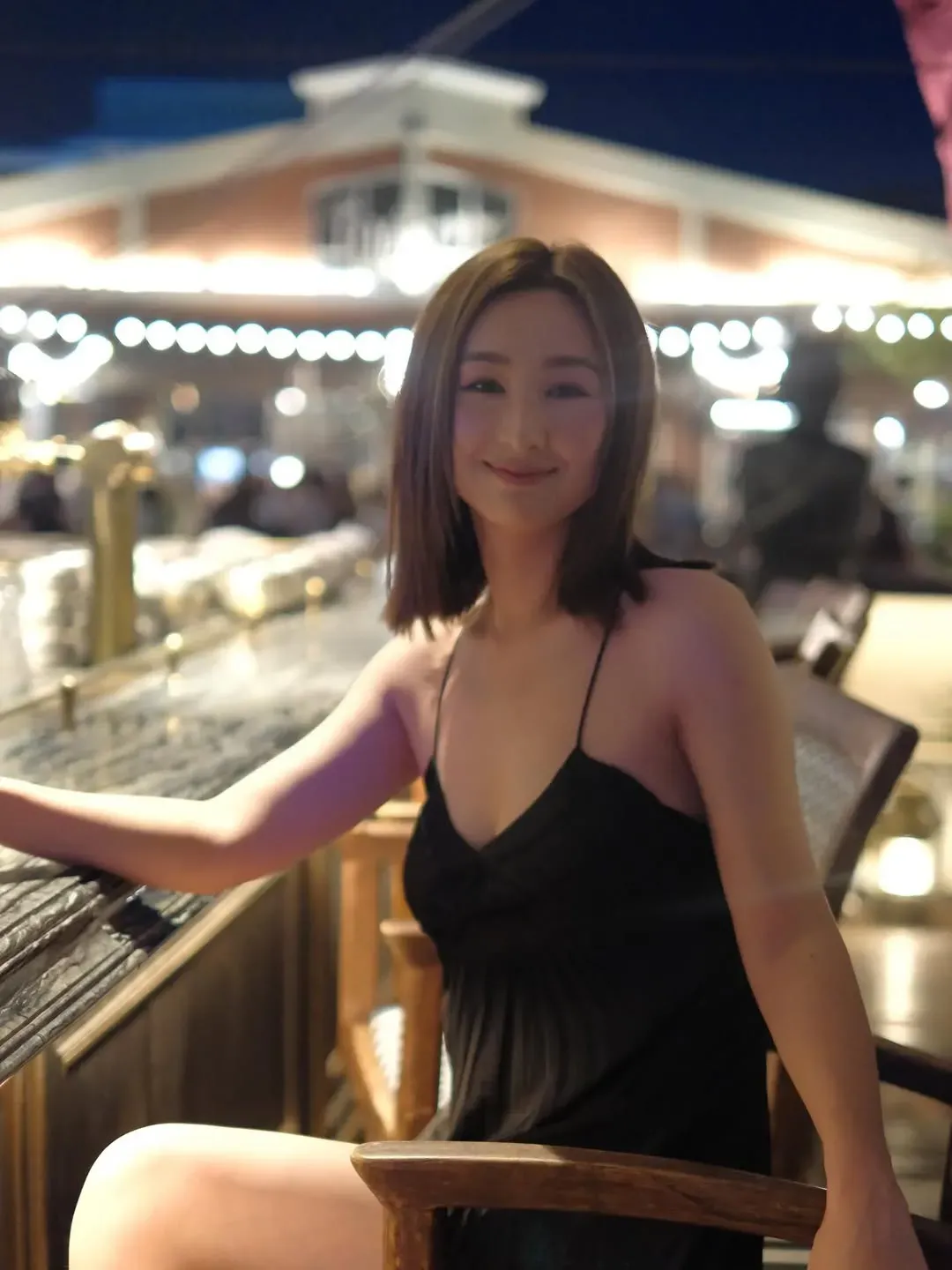 高Ling的美照不缺乏小背心及熱褲。