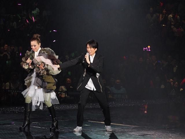 黃子華曾擔任鄭秀文2016年演唱會嘉賓。