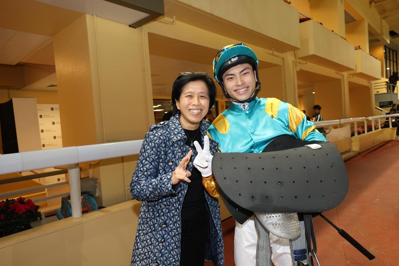 黃智弘(右)於2017年加入見習騎師學校成為賽事見習學員,現時以見習。騎師的身分在香港從騎。左為馬會賽馬人才培訓主管暨見習騎師學校校長陳念慈