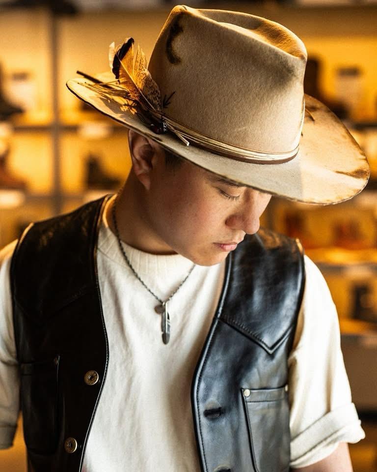 黃秋生的長子黃一一,不少網民大讚靚仔有型。