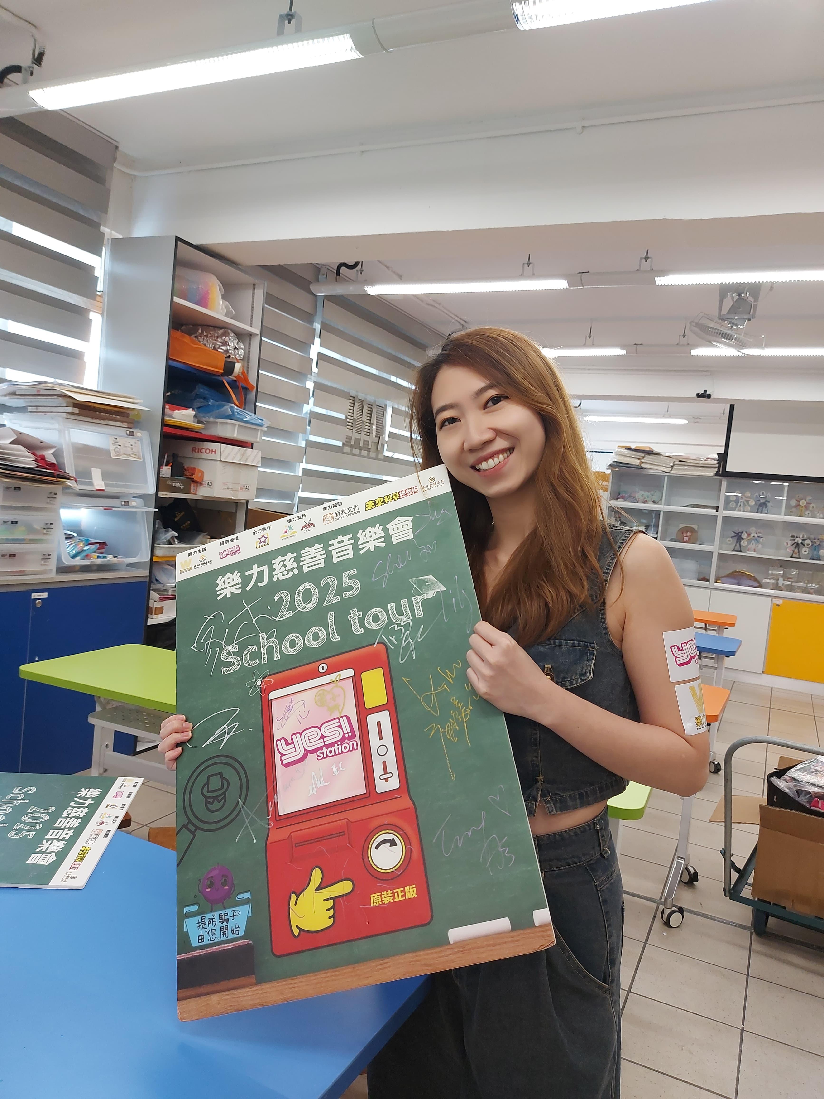 Lily席上獻唱《FEARLESS》,學生隨著音樂擺動身體。