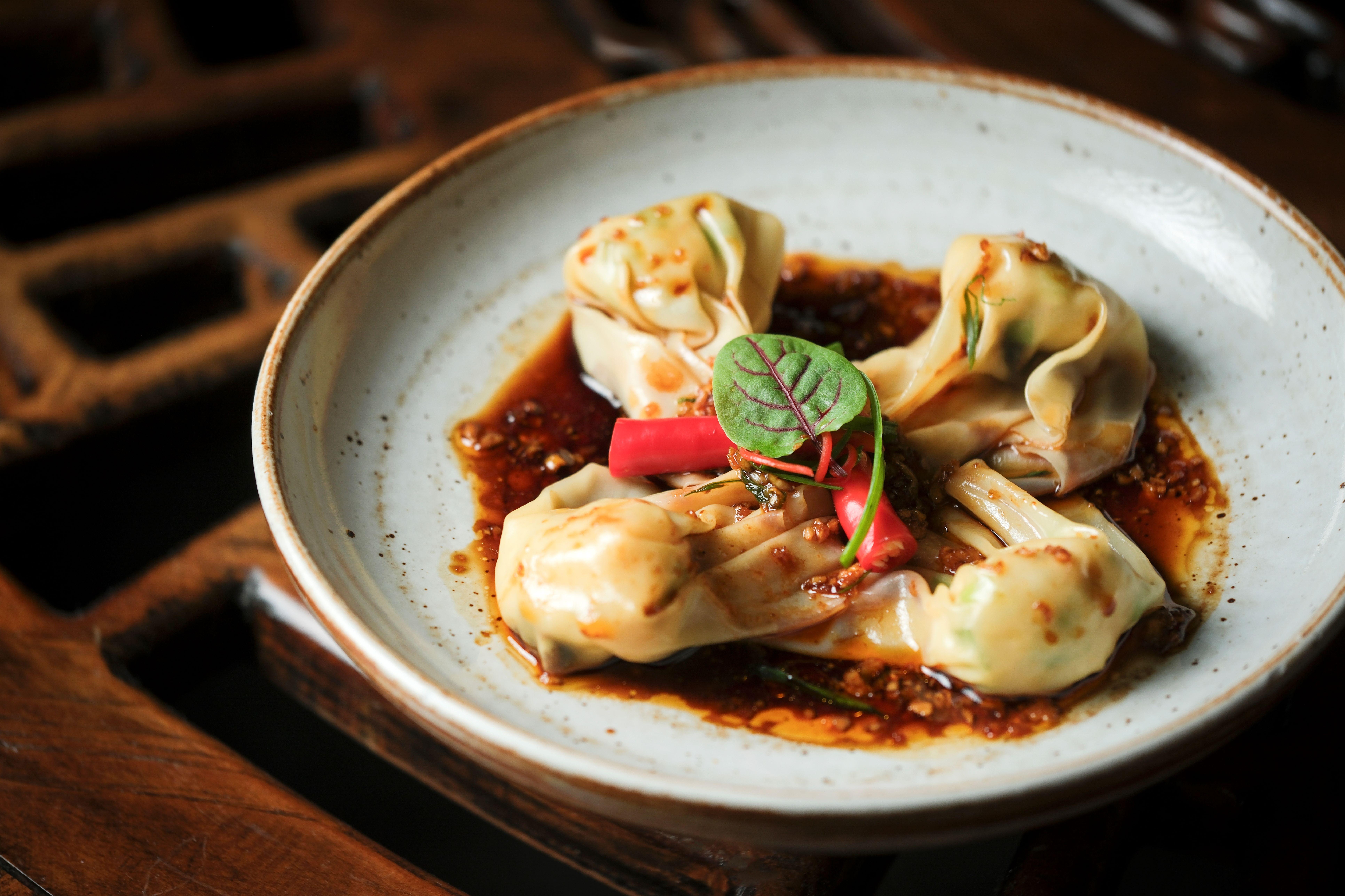 早午餐任食點心之一:黑蒜雞肉紅油抄手