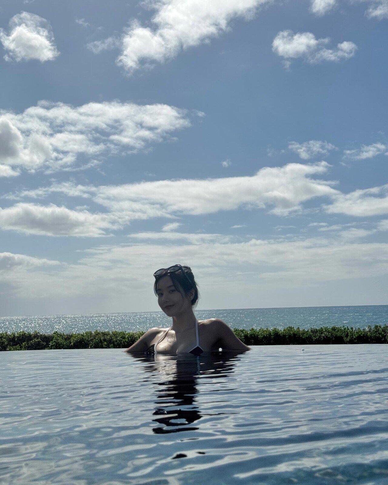 恩妃峇里島度超性感,網民留言稱她是火辣女孩。