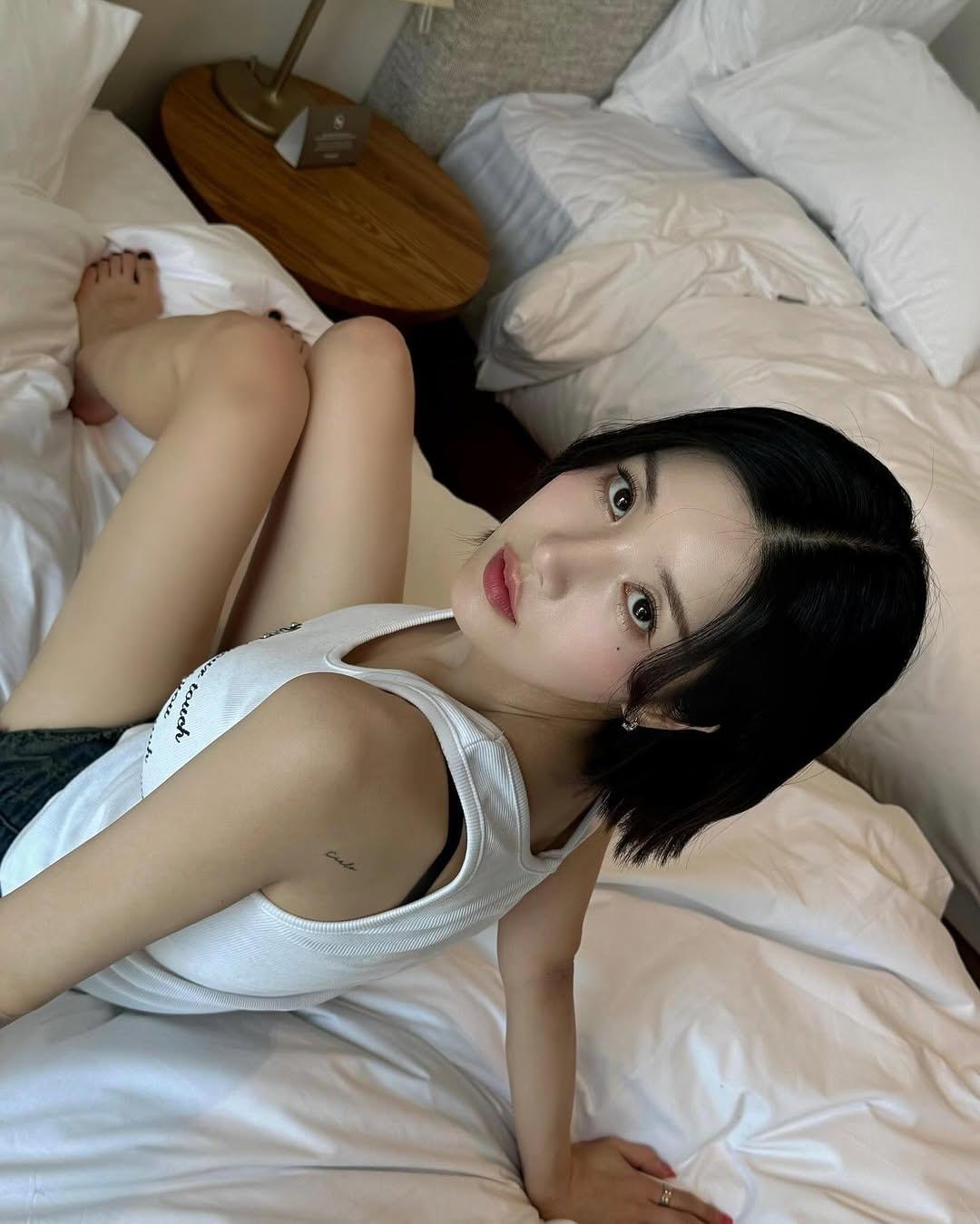 夏天的恩菲,所以衣著打扮清涼。